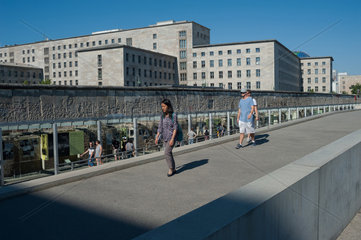 Berlin  Deutschland  Besucher in der Ausstellung Topographie des Terrors