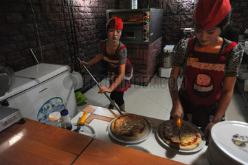 Pjoengjang  Nordkorea  Mitarbeiterinnen in der Kueche einer Pizzeria