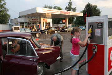 Hrodna  Weissrussland  Kunden an einer Lukoil-Tankstelle