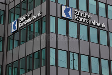 Zuerich  Schweiz  Logos der Zuercher Kantonalbank an einer Hausfassade