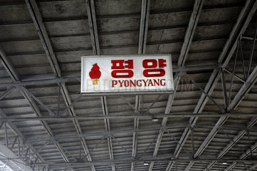 Pjoengjang  Nordkorea  Schild am Bahnsteig des Bahnhofs