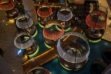 Singapur  Republik Singapur  Beleuchtung in der Empfangslobby des Pan Pacific Hotels