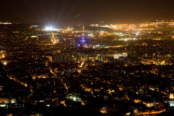 Barcelona  Spanien  Blick auf die Stadt bei Nacht