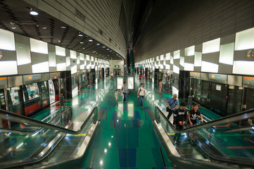 Singapur  Republik Singapur  Bahnsteig der U-Bahnstation Stadium