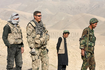 Feyzabd  Afghanistan  ISAF Soldat und afghanischer Soldat patroullieren