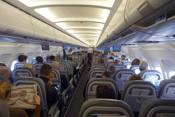 Vantaa  Finnland  Passagiere und Flugbegleiter in einer Flugzeugkabine