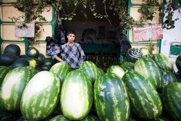 Tetouan  Marokko  ein Junge verkauft in der Medina von Tetouan Wassermelonen