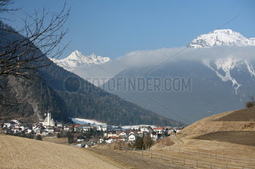 Arzl im Pitztal  Oesterreich  Blick auf das Dorf vor dem Alpenpanorama ohne Schnee