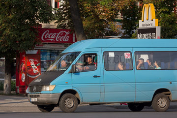 Chisinau  Moldau  Minibus vor Kiosk mit Coca-Cola-Reklame