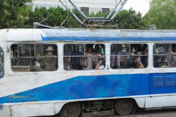 Pjoengjang  Nordkorea  Menschen in einer vollbesetzten Strassenbahn