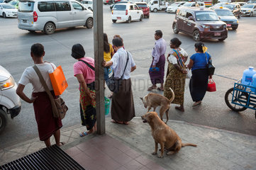 Yangon  Myanmar  Fussgaenger warten an der Strand Road