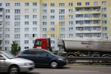 Berlin  Deutschland  Stadtverkehr auf eine Autobahn vor einem Wohnhaus