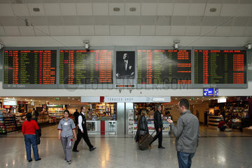 Istanbul  Tuerkei  Anzeigetafeln fuer die Gates der Abfluege am Atatuerk International Airport