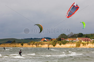 Gager  Deutschland  Kitesurfer vor der Halbinsel Moenchgut