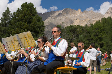 Obereggen  Italien  Musiker auf dem Eggentaler Schupfenfest