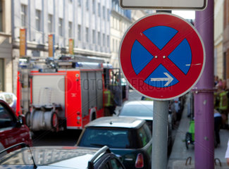 Berlin  Deutschland  Halteverbot  parkende Fahrzeuge und Feuerwehr