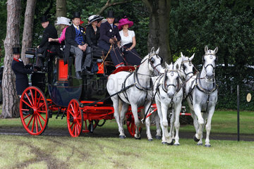 Ascot  Grossbritannien  elegant gekleidete Menschen fahren mit einer Kutsche