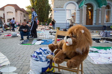Chisinau  Republik Moldau  Stoffloewe auf einem Flohmarkt am Bahnhofsvorplatz