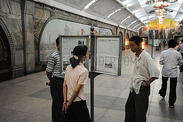 Pjoengjang  Nordkorea  Pendler lesen auf dem Bahnsteig am U-Bahnhof Zeitung