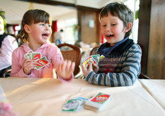 Berlin  Deutschland  Kinder spielen das Kartenspiel Uno