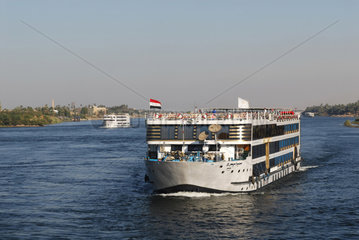 Luxor  Aegypten  Kreuzfahrtschiff auf dem Nil