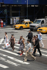 New York City  Passanten gehen ueber Zebrastreifen