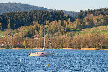 Oberplan  Tschechien  Segelboot auf dem Stausee Lipno
