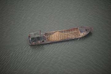 Pjoengjang  Nordkorea  ein Lastkahn auf dem Taedong-Fluss