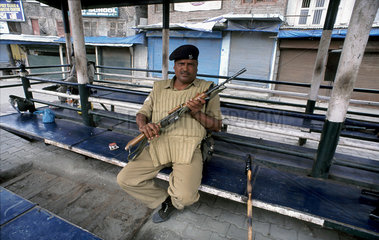 Srinagar  Indien  ein Soldat haelt waehrend der Ausgangssperre Wache