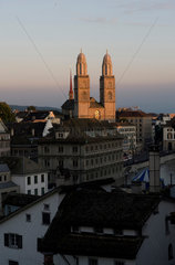 Zuerich  Schweiz  Altstadt mit dem Grossmuenster im Abendlicht