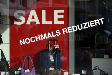Zuerich  Schweiz  Schlussverkauf in einem Lederwarengeschaeft