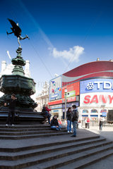 London  Grossbritannien  die Shaftesbury Memorial Fountain am Piccadilly Circus