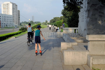 Pjoengjang  Nordkorea  ein Junge mit Inlineskates auf einem Gehweg