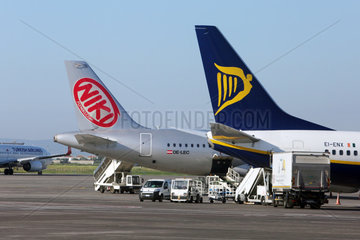 Catania  Italien  Heckfluegel eines Airbus A320 der Niki Air und einer Boeing 737 der Ryanair