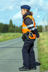 Zonnebeke  Belgien  Polizistin regelt die Umleitung des Verkehrs