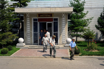 Pjoengjang  Nordkorea  Maenner verlassen ein Gebaeude