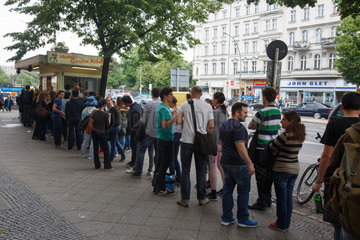 Berlin  Deutschland  Menschenschlange am Imbiss Mustafas Gemuese Kebap