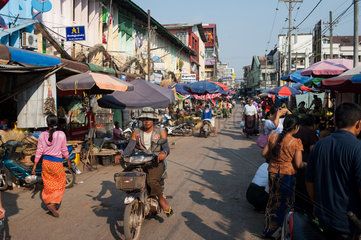 Mawlamyaing  Myanmar  Menschen auf einem Strassenmarkt