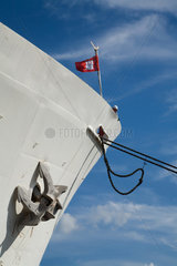 Kiel  Deutschland  die -Cap San Diego-  Bootsleute werfen am Bug eine Leine aus