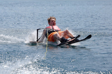 Capodimonte  Italien  Junge stuerzt beim Wasserskifahren auf dem Bolsenasee
