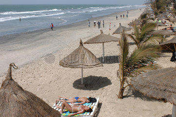Banjul  Gambia  Einheimische und Besucher am Strand