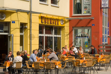 Suhl  Deutschland  Menschen in einem Strassencafe in der Altstadt