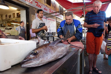 Syrakus  Italien  Fischhaendler filetiert einen Tunfisch