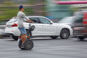 Berlin  Deutschland  Segway-Fahrer im Strassenverkehr