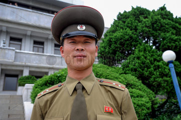Panmunjeom  Nordkorea  Portraet eines nordkoreanischen Wachoffiziers
