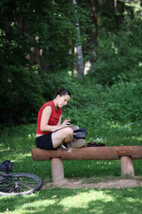 Marienbad  Tschechische Republik  Studentin lernt im Park
