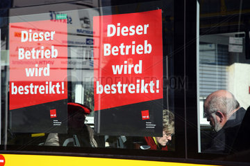 Berlin  Deutschland  ein Streikplakat der BVG auf einem Bus