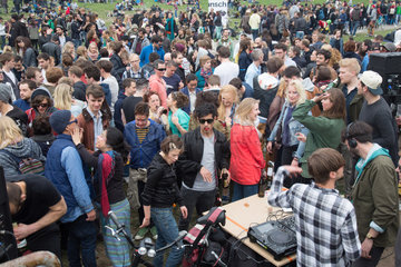 Berlin  Deutschland  Menschenmenge feiert Myfest im Goerlitzer Park