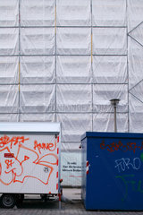 Berlin  Deutschland  verhuelltes Baugeruest vor einem Mehrfamilienhaus