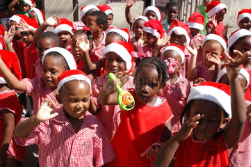 St. Georges  Grenada  Kinder mit Nikolausmuetzen